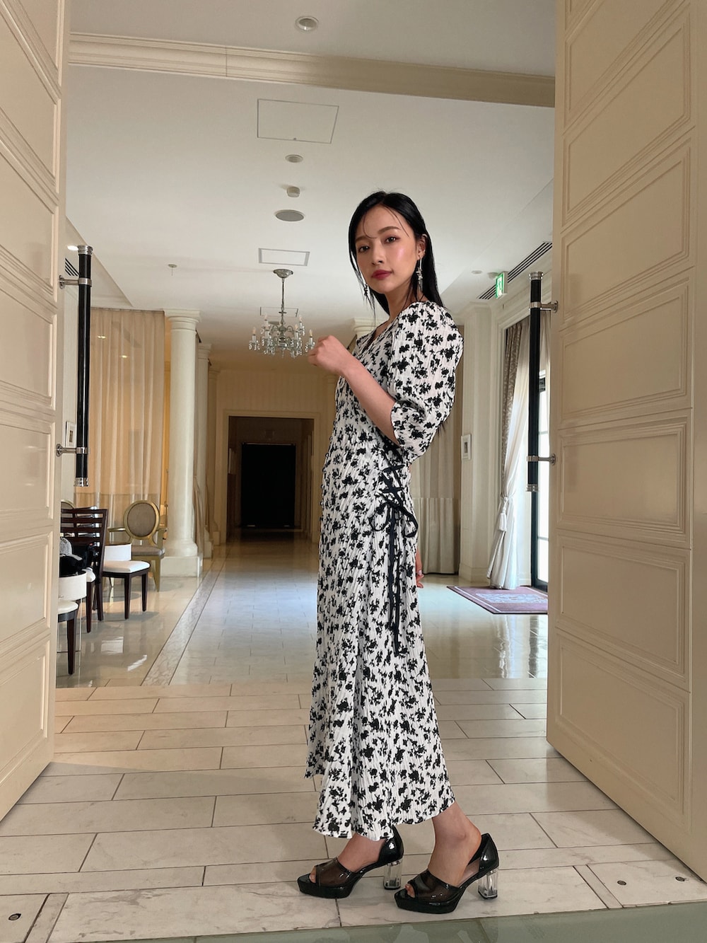 ホワイト系のワンピースを着用したレディースの春コーディネートの2枚目の写真