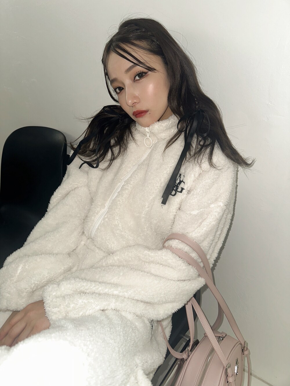 ホワイト系のその他トップス、ブラック系のショルダーバッグを着用したレディースの冬コーディネートの3枚目の写真