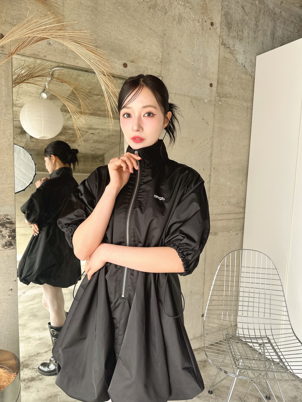 ブラック系のワンピースを着用したレディースの春コーディネートの3枚目の写真