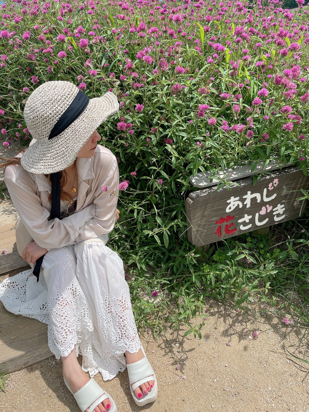 ベージュ系のシャツ/ブラウスを着用したレディースの秋コーディネートの3枚目の写真