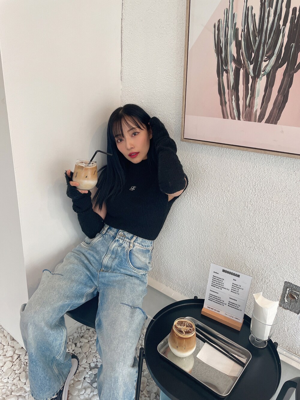 ブラック系のニット/セーターを着用したレディースの春コーディネートの2枚目の写真