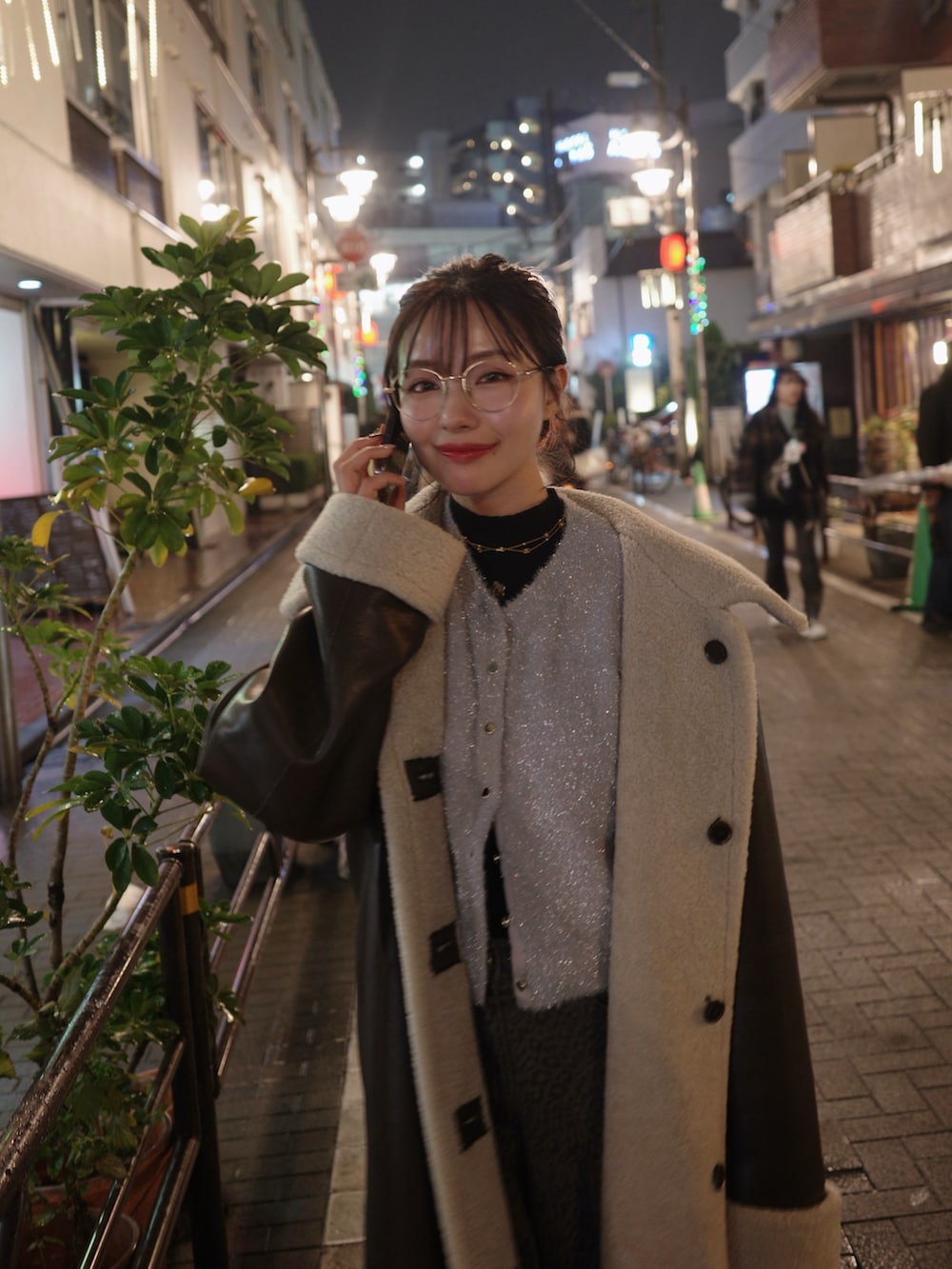 ブラウン系のジャケット/アウターを着用したレディースの春コーディネートの4枚目の写真