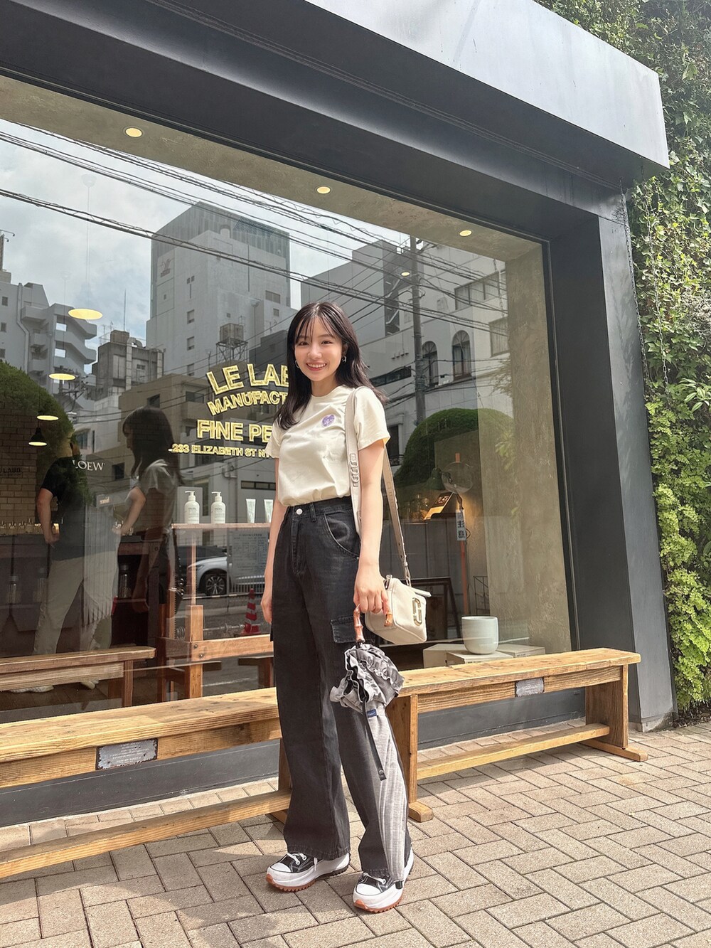 ホワイト系のTシャツ/カットソーを着用したレディースの夏コーディネートの2枚目の写真