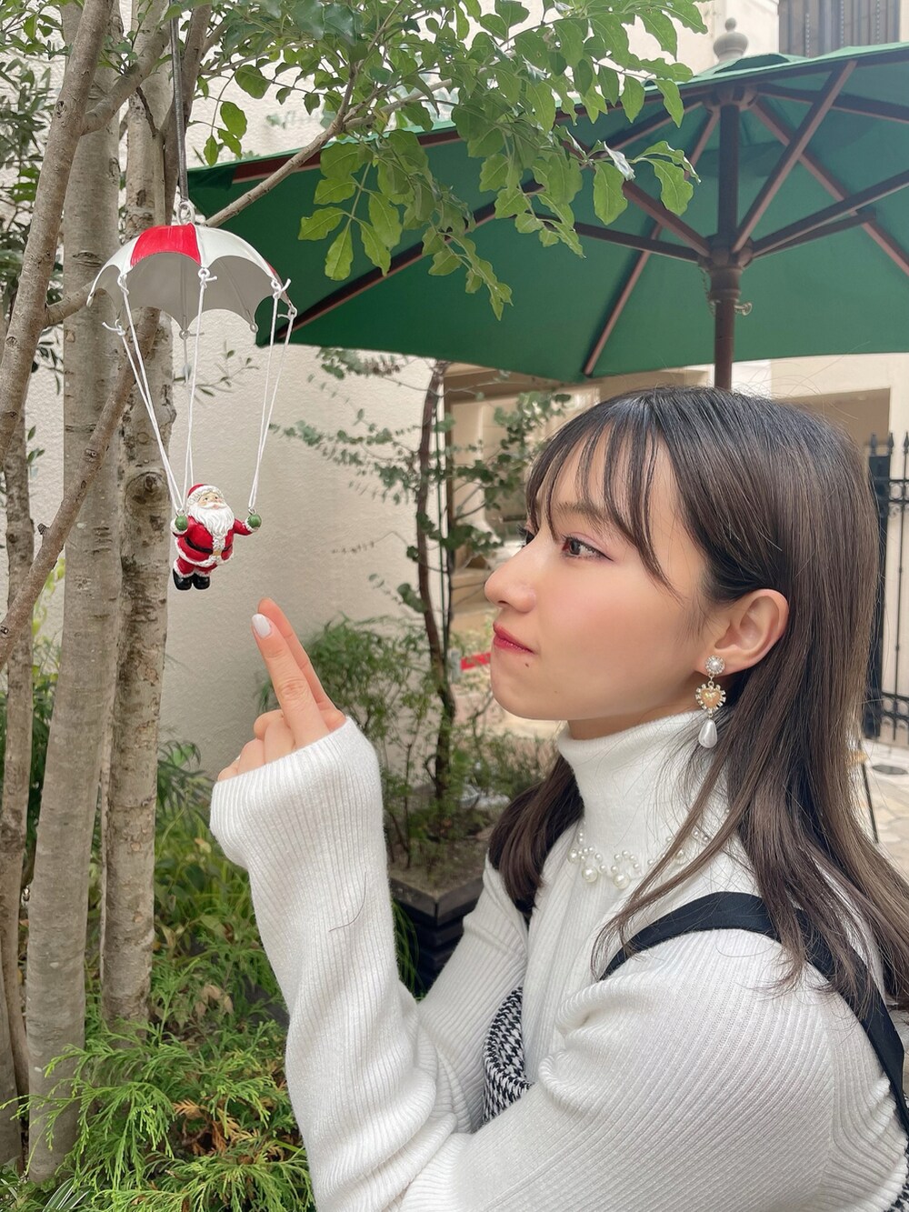 ホワイト系のニット/セーター、ブラック系のワンピースを着用したレディースの春コーディネートの5枚目の写真