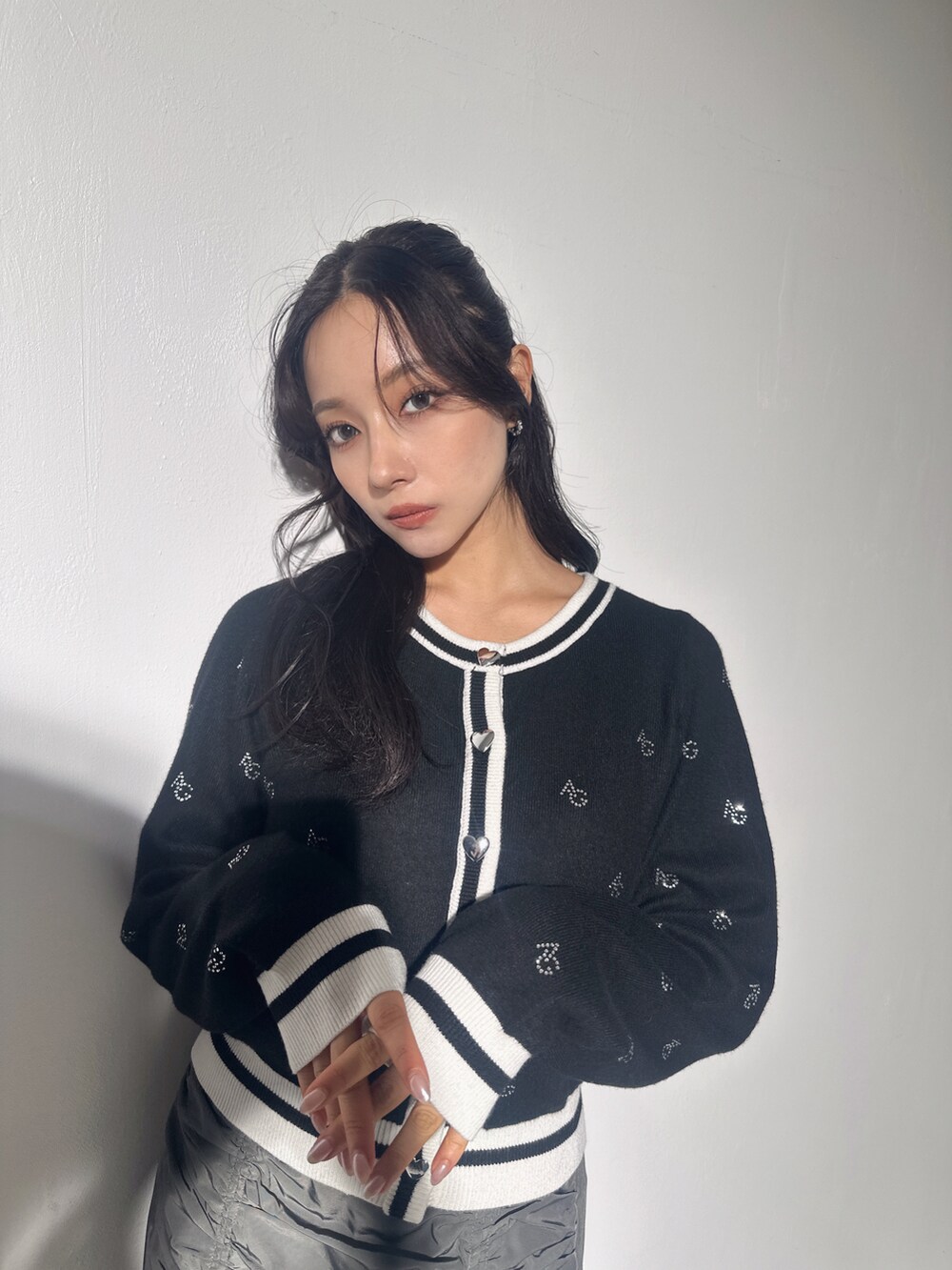 ブラック系のアンサンブル、グレー系のスカートを着用したレディースの冬コーディネートの4枚目の写真