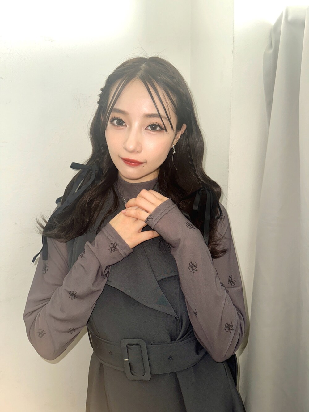 グレー系のその他トップス、グレー系のワンピースを着用したレディースの春コーディネートの2枚目の写真