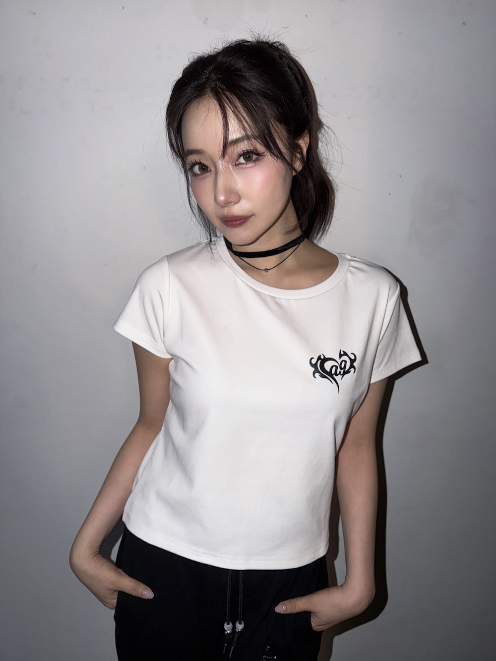ホワイト系のTシャツ/カットソー、ブラック系のスウェットパンツを着用したレディースの春コーディネートの4枚目の写真