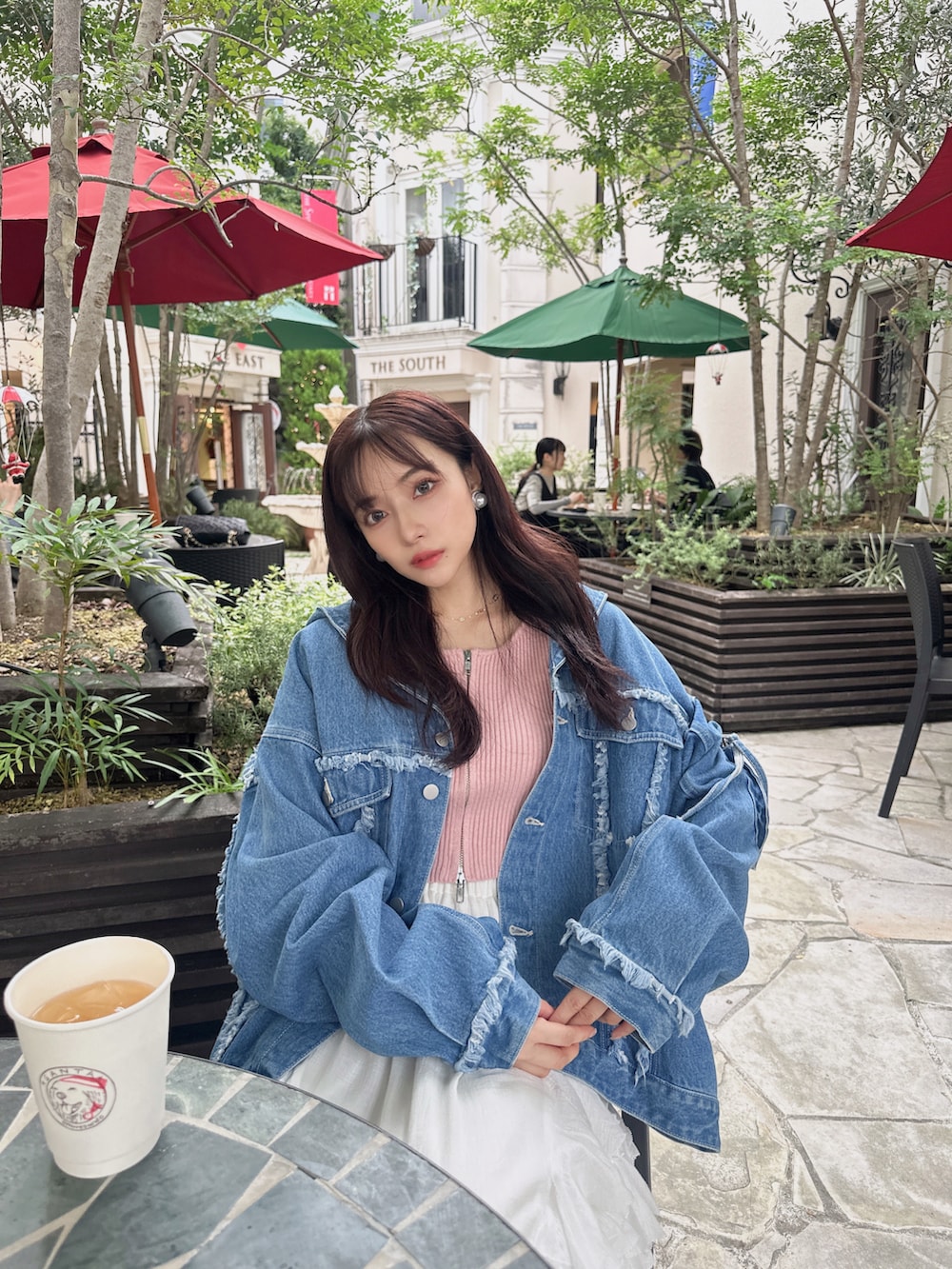 ブルー系のデニムジャケットを着用したレディースの冬コーディネートの4枚目の写真