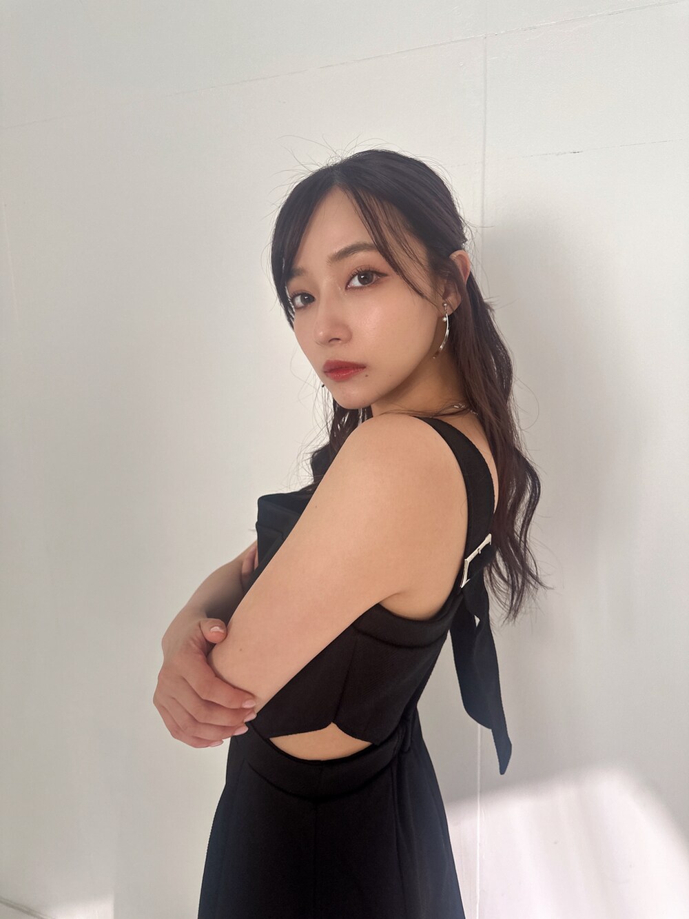 ブラック系のワンピースを着用したレディースの夏コーディネートの4枚目の写真