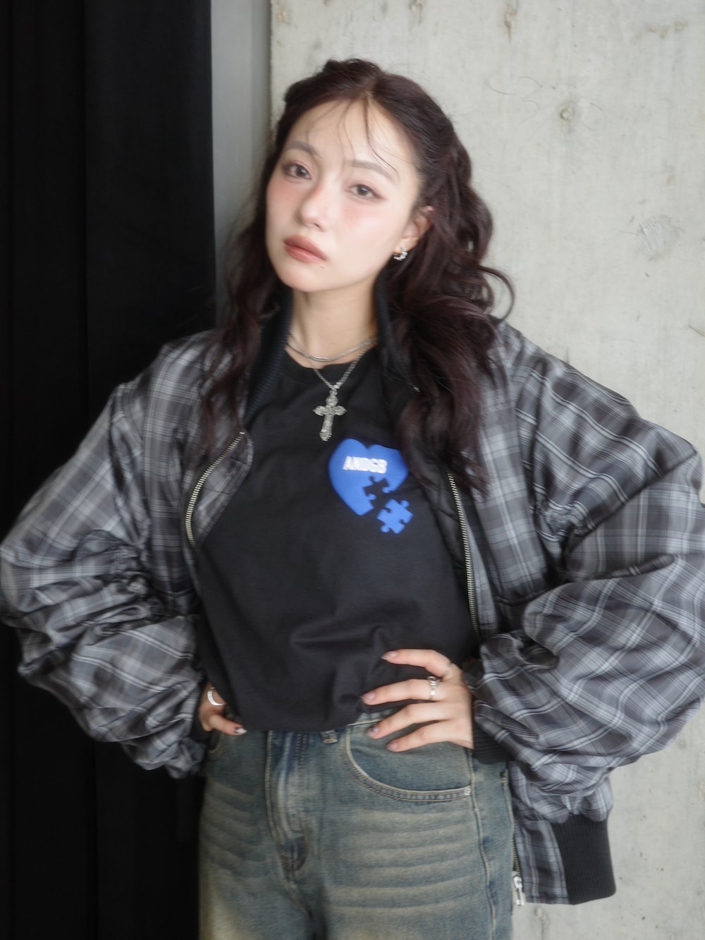 ブルー系のブルゾン、ブラック系のTシャツ/カットソーを着用したレディースの秋コーディネートの2枚目の写真