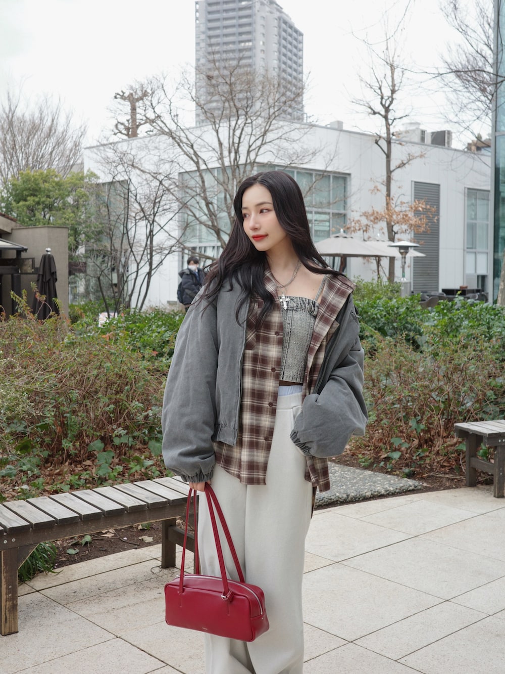 ブラウン系のシャツ/ブラウス、ベージュ系のスウェットパンツ、ブラック系のブルゾンを着用したレディースの夏コーディネートの2枚目の写真