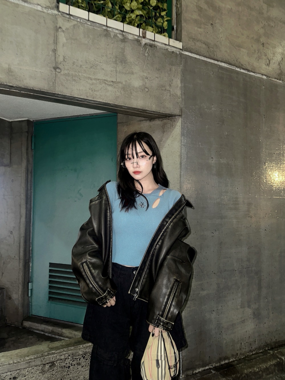 ブルー系のニット/セーター、ブラウン系のテーラードジャケットを着用したレディースの春コーディネートの2枚目の写真