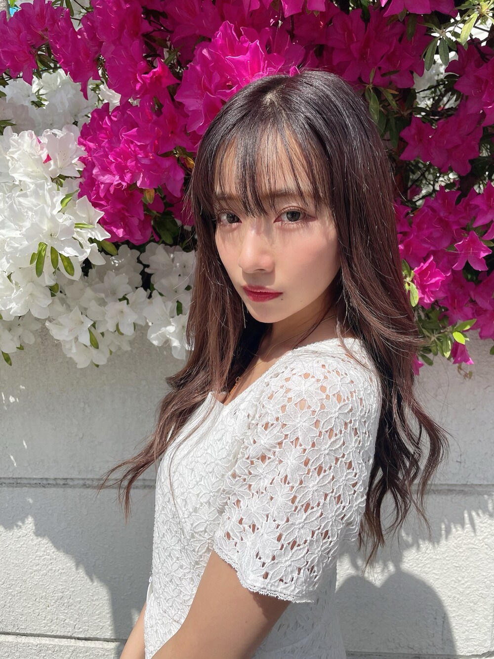 ホワイト系のワンピースを着用したレディースの夏コーディネートの2枚目の写真