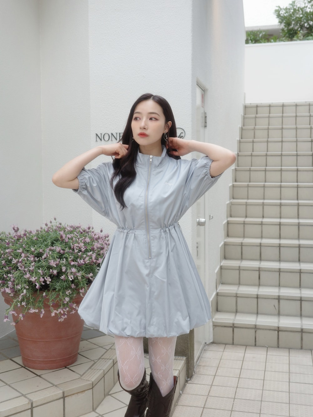 ブルー系のワンピースを着用したレディースの夏コーディネートの4枚目の写真