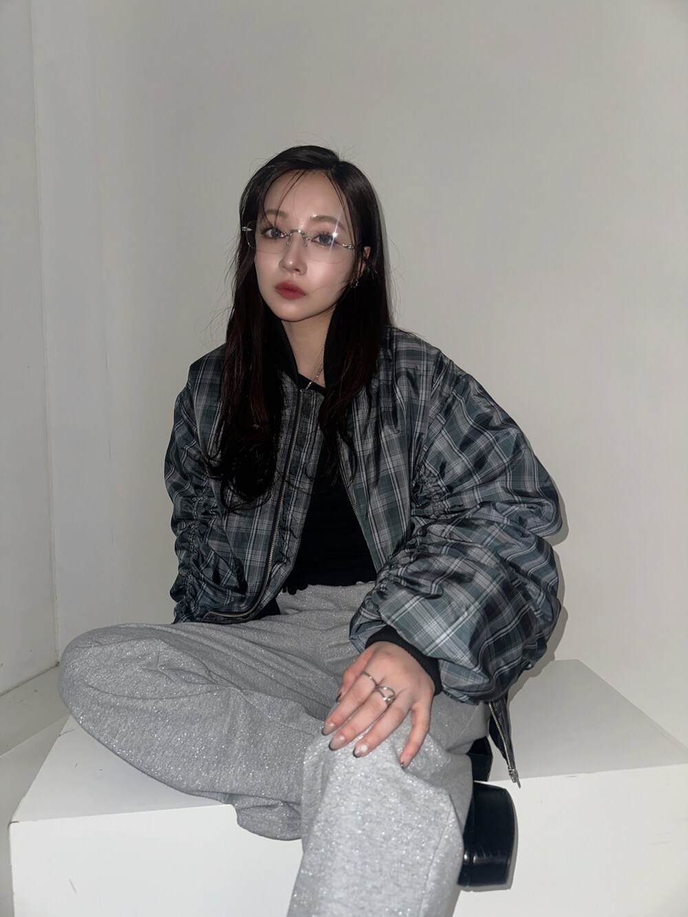 ブラック系のTシャツ/カットソー、グレー系のスウェットパンツ、ブルー系のブルゾンを着用したレディースの冬コーディネートの2枚目の写真