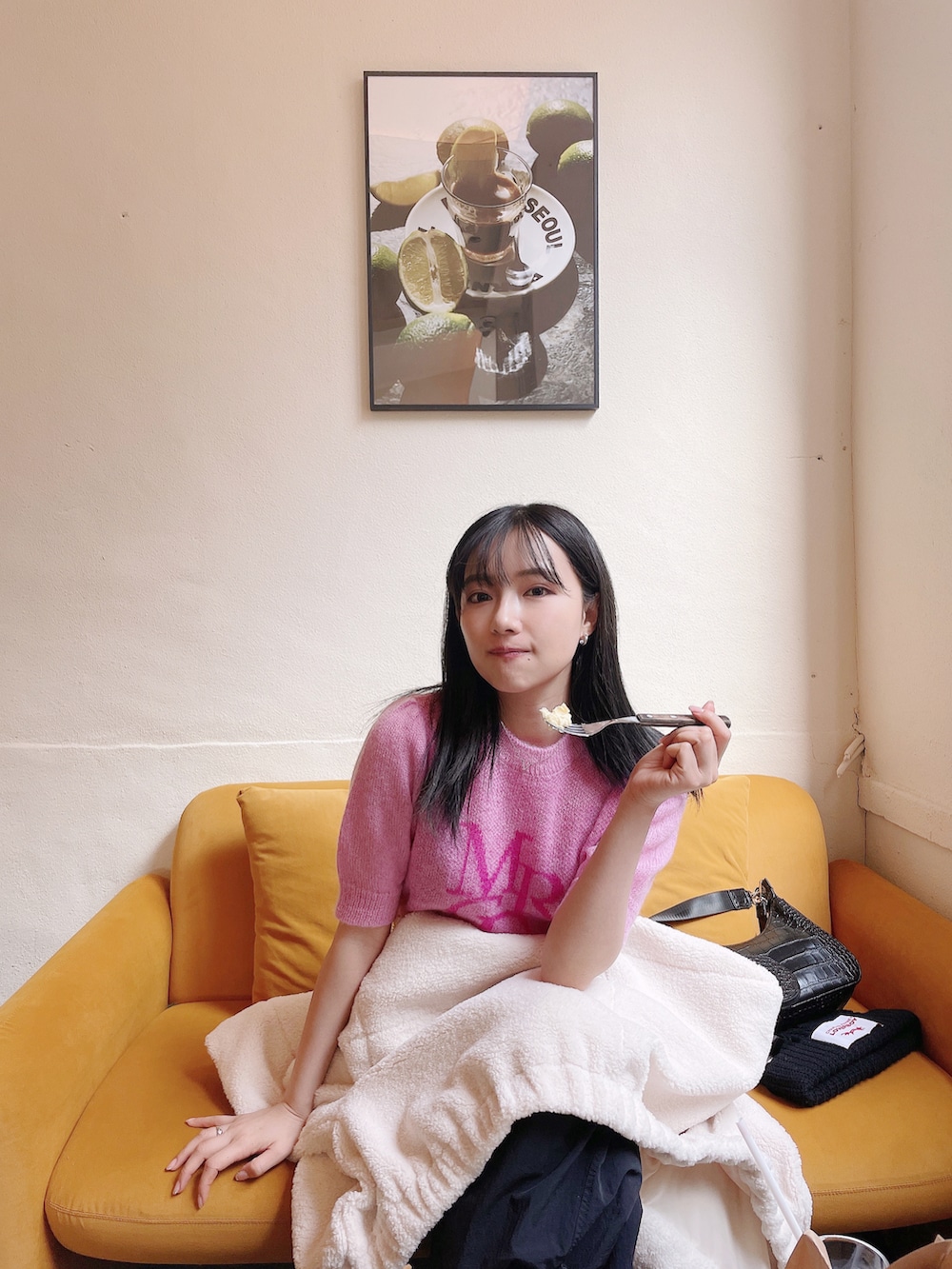 ブラック系のショルダーバッグを着用したレディースの夏コーディネートの2枚目の写真