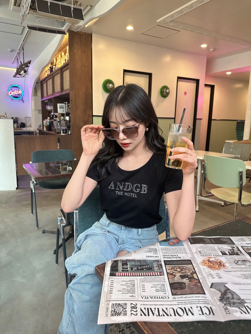 ブラック系のTシャツ/カットソーを着用したレディースの秋コーディネートの4枚目の写真