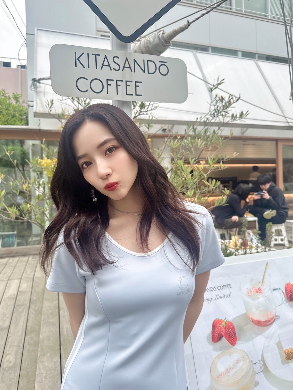 ブルー系のワンピース、ホワイト系のメッセンジャーバッグを着用したレディースの夏コーディネートの2枚目の写真