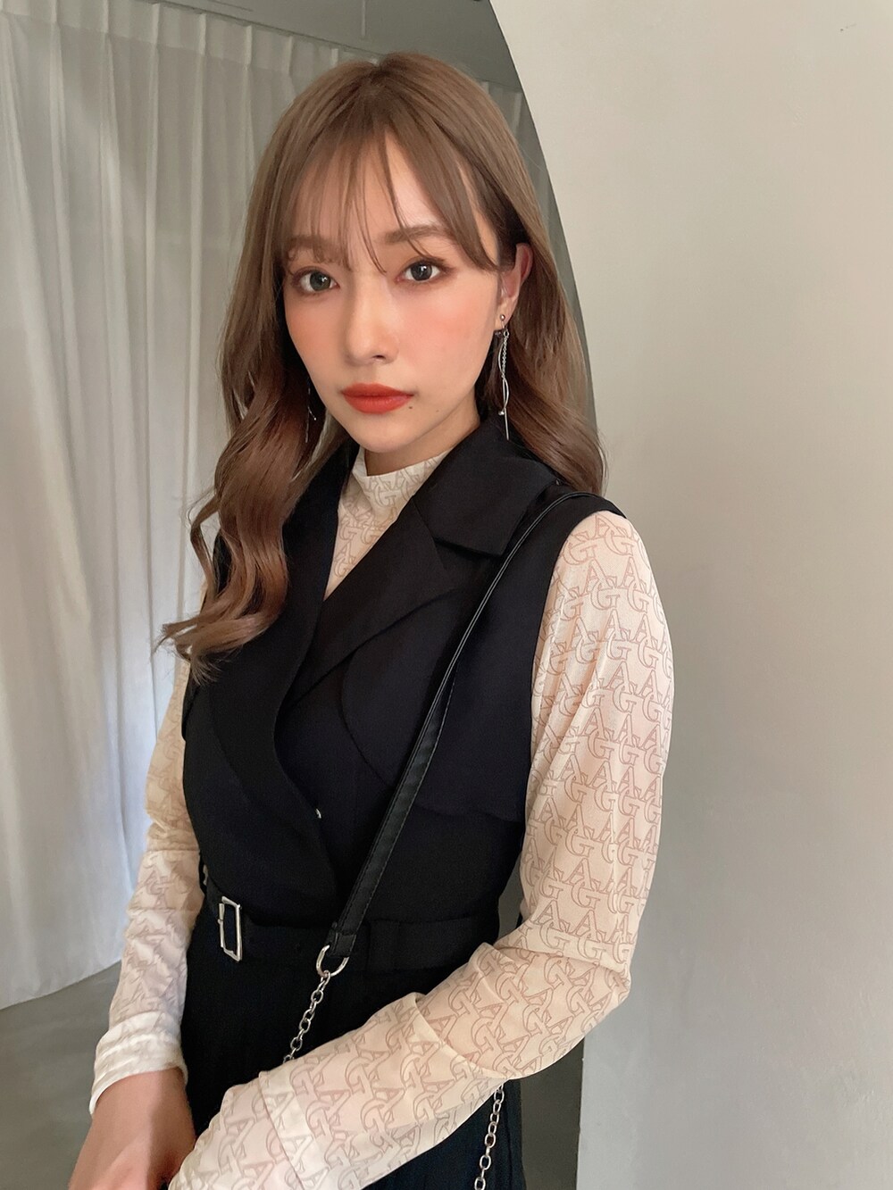 ブラック系のワンピース、ホワイト系のその他トップスを着用したレディースの秋コーディネートの4枚目の写真