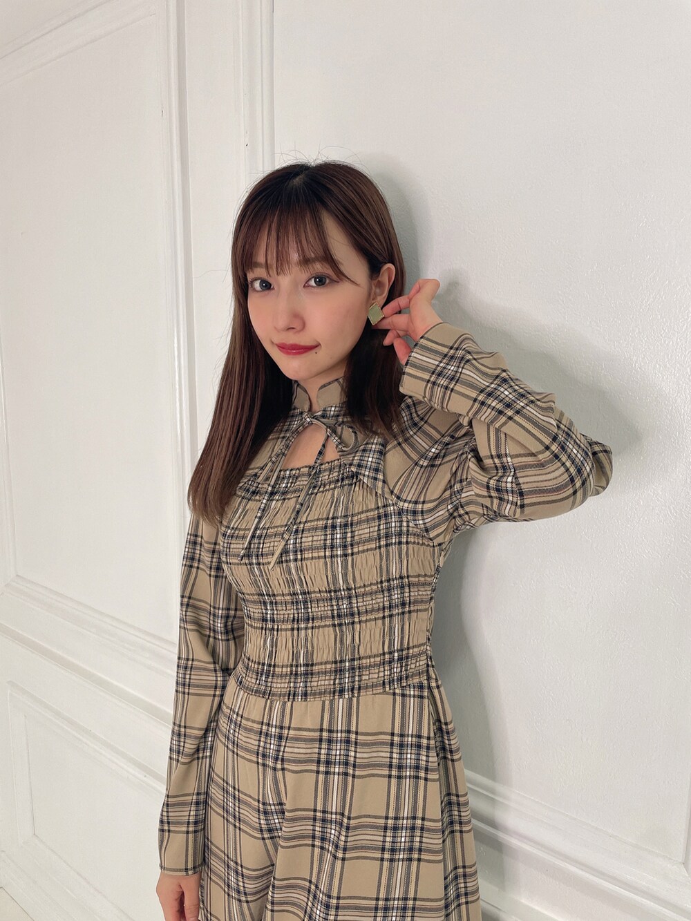 ベージュ系のワンピース、ブラック系のブーツを着用したレディースの春コーディネートの3枚目の写真