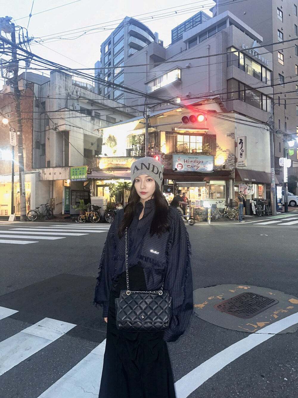 ブルー系のシャツ/ブラウス、ブラック系のスカート、グレー系のニットキャップ/ビーニーを着用したレディースの冬コーディネートの2枚目の写真