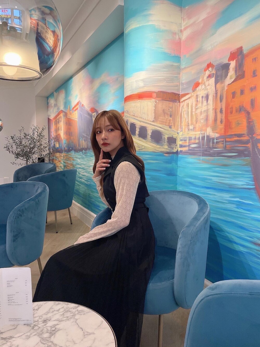 ブラック系のワンピース、ホワイト系のその他トップスを着用したレディースの秋コーディネートの2枚目の写真