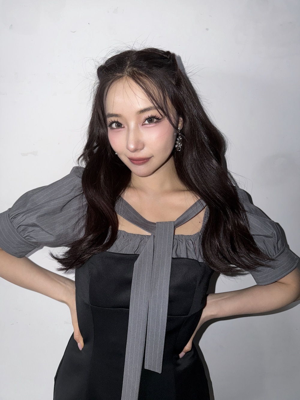 グレー系のシャツワンピースを着用したレディースの春コーディネートの3枚目の写真