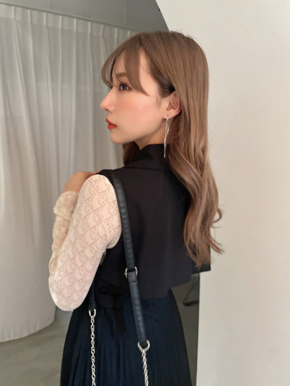 ブラック系のワンピース、ホワイト系のその他トップスを着用したレディースの秋コーディネートの2枚目の写真