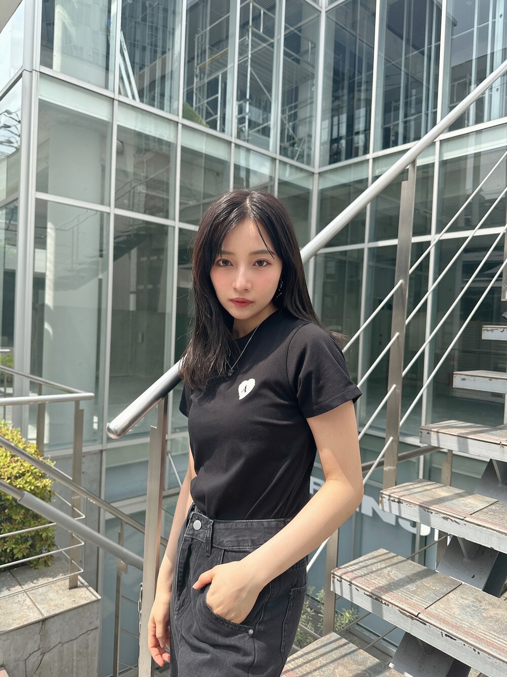 ブラック系のTシャツ/カットソーを着用したレディースの夏コーディネートの2枚目の写真