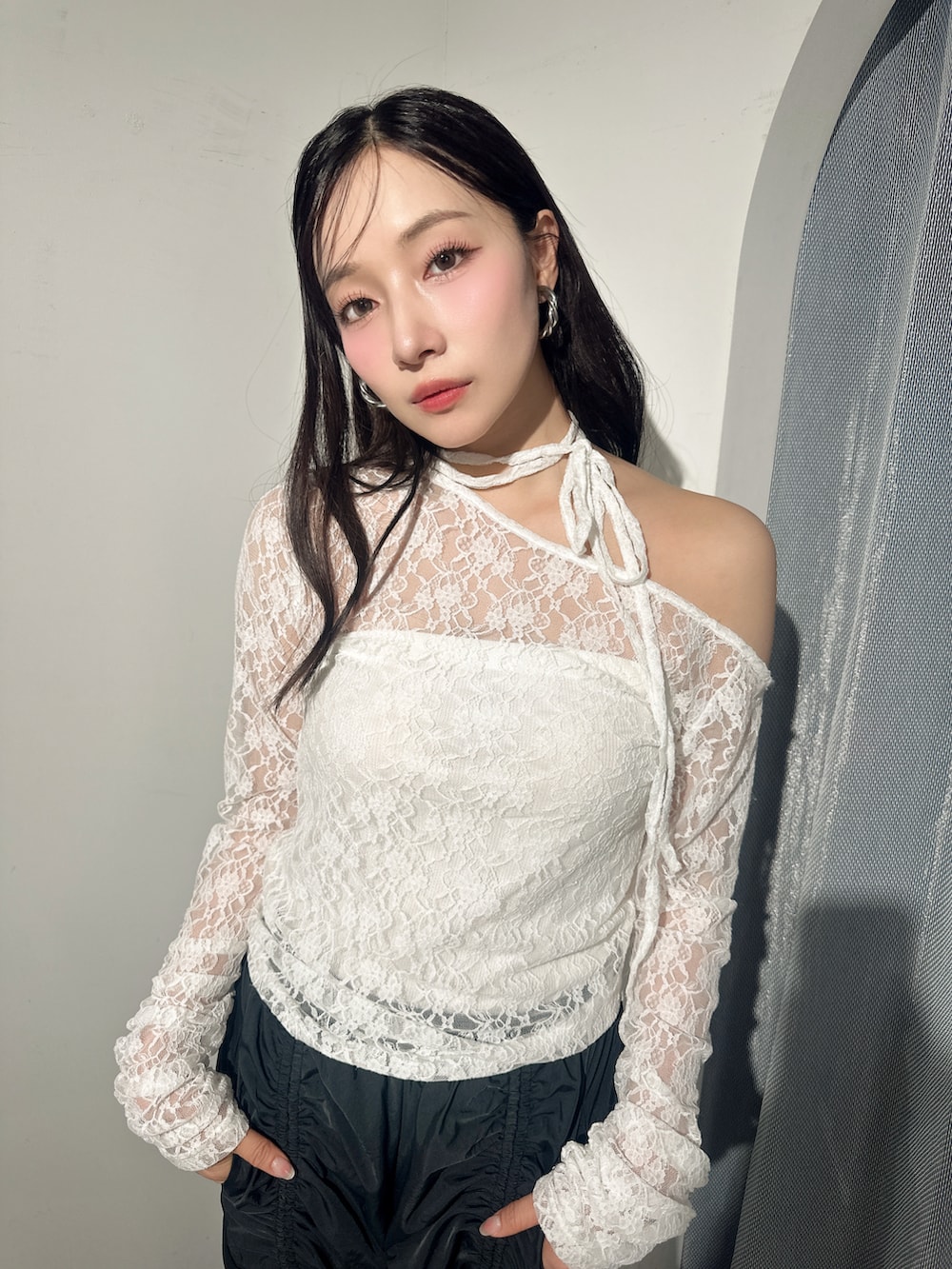 ホワイト系のその他トップス、ブラック系のカーゴパンツを着用したレディースの夏コーディネートの4枚目の写真