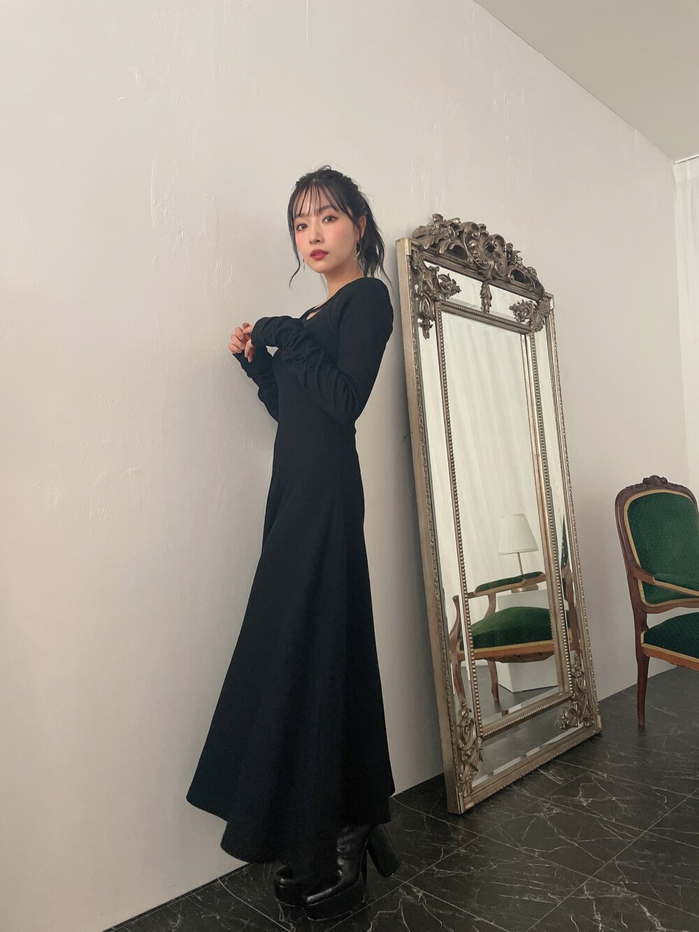 ブラック系のワンピースを着用したレディースの冬コーディネートの2枚目の写真
