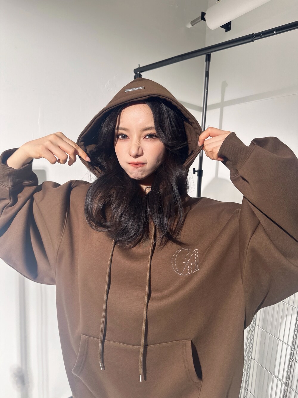 ホワイト系のパーカーを着用したレディースの冬コーディネートの5枚目の写真