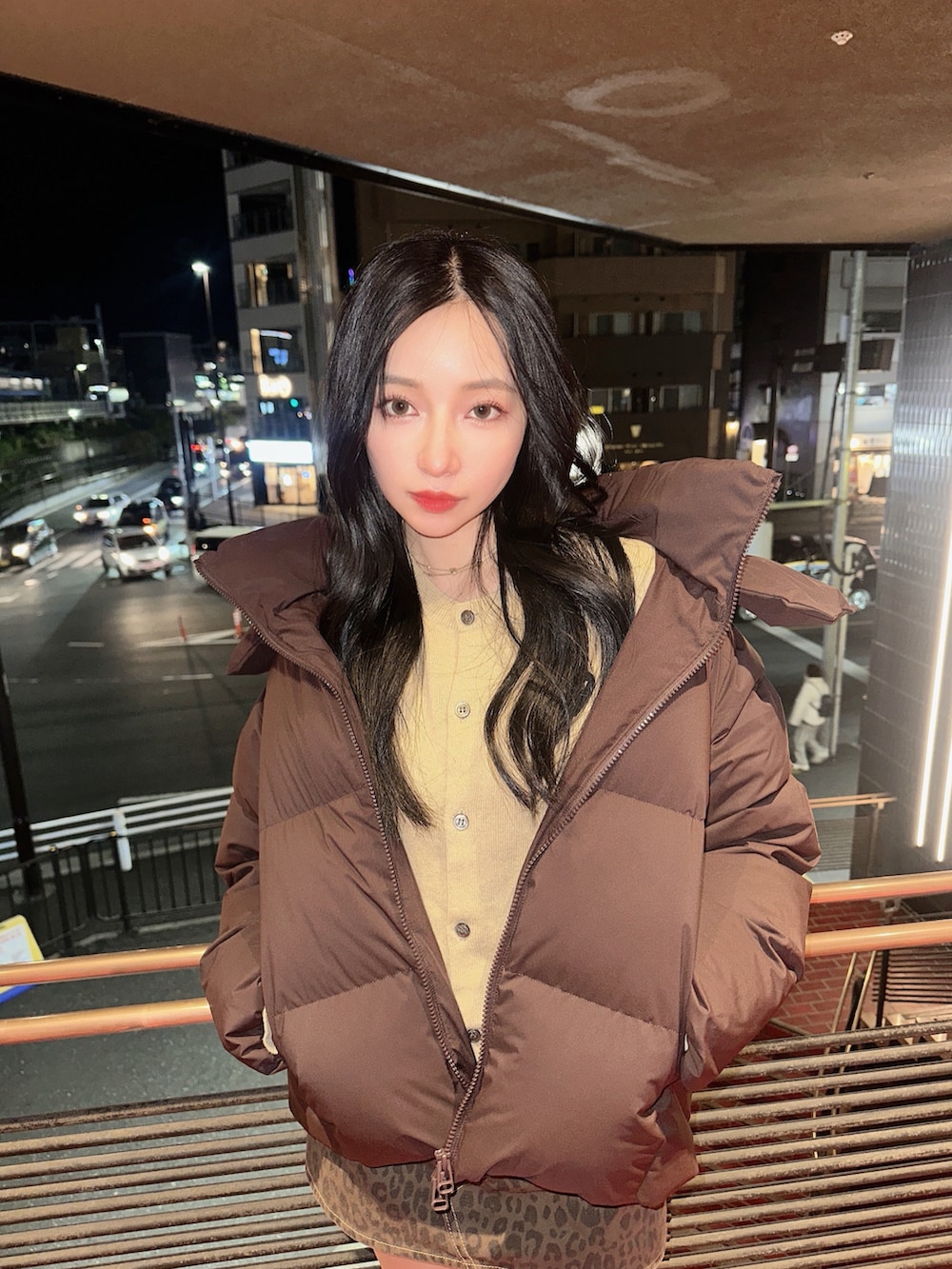 ブラウン系のジャケット/アウターを着用したレディースの冬コーディネートの4枚目の写真