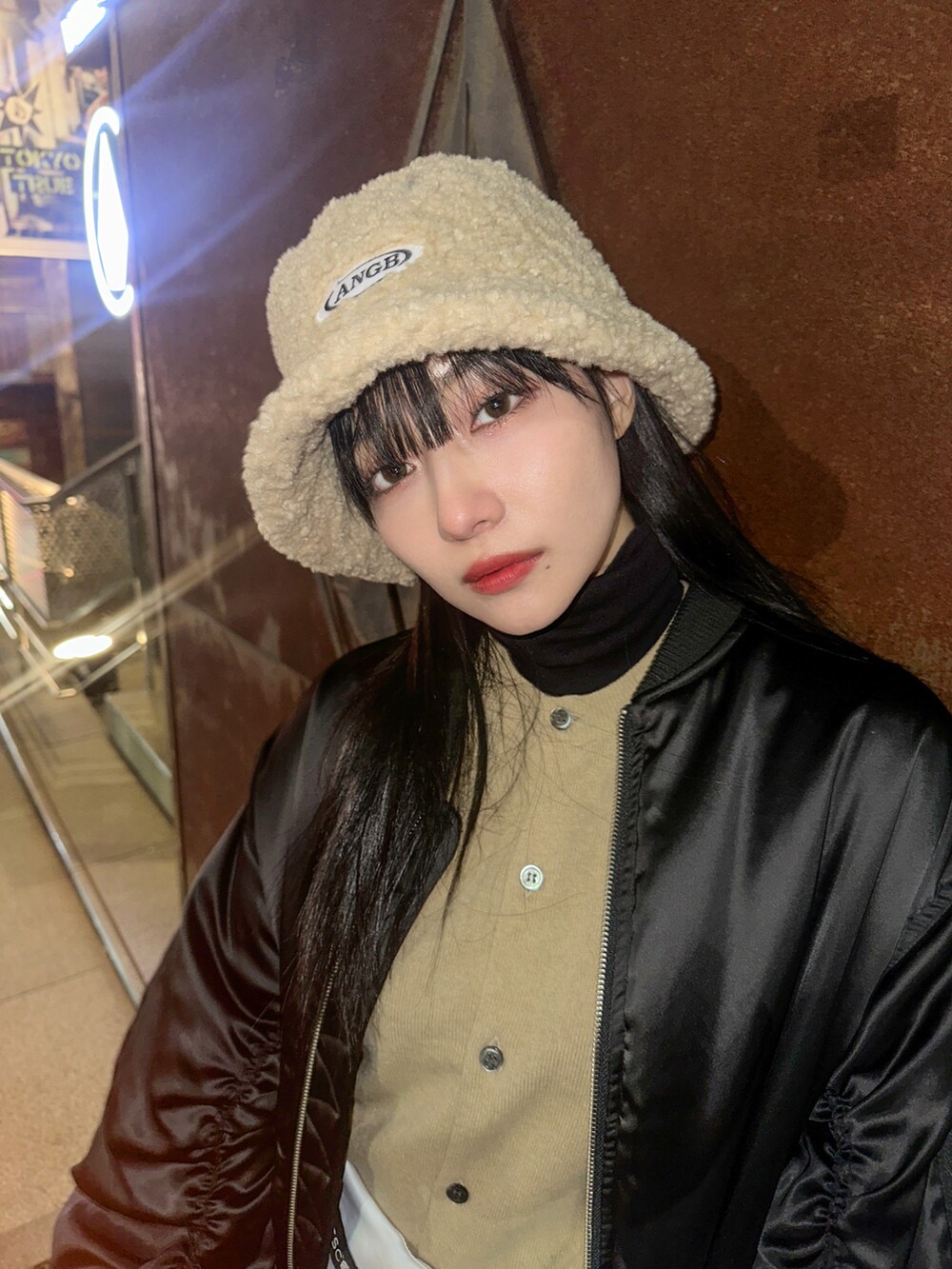 ブラック系のブルゾン、ブラック系のカーゴパンツ、ブラック系のシューズを着用したレディースの春コーディネートの4枚目の写真