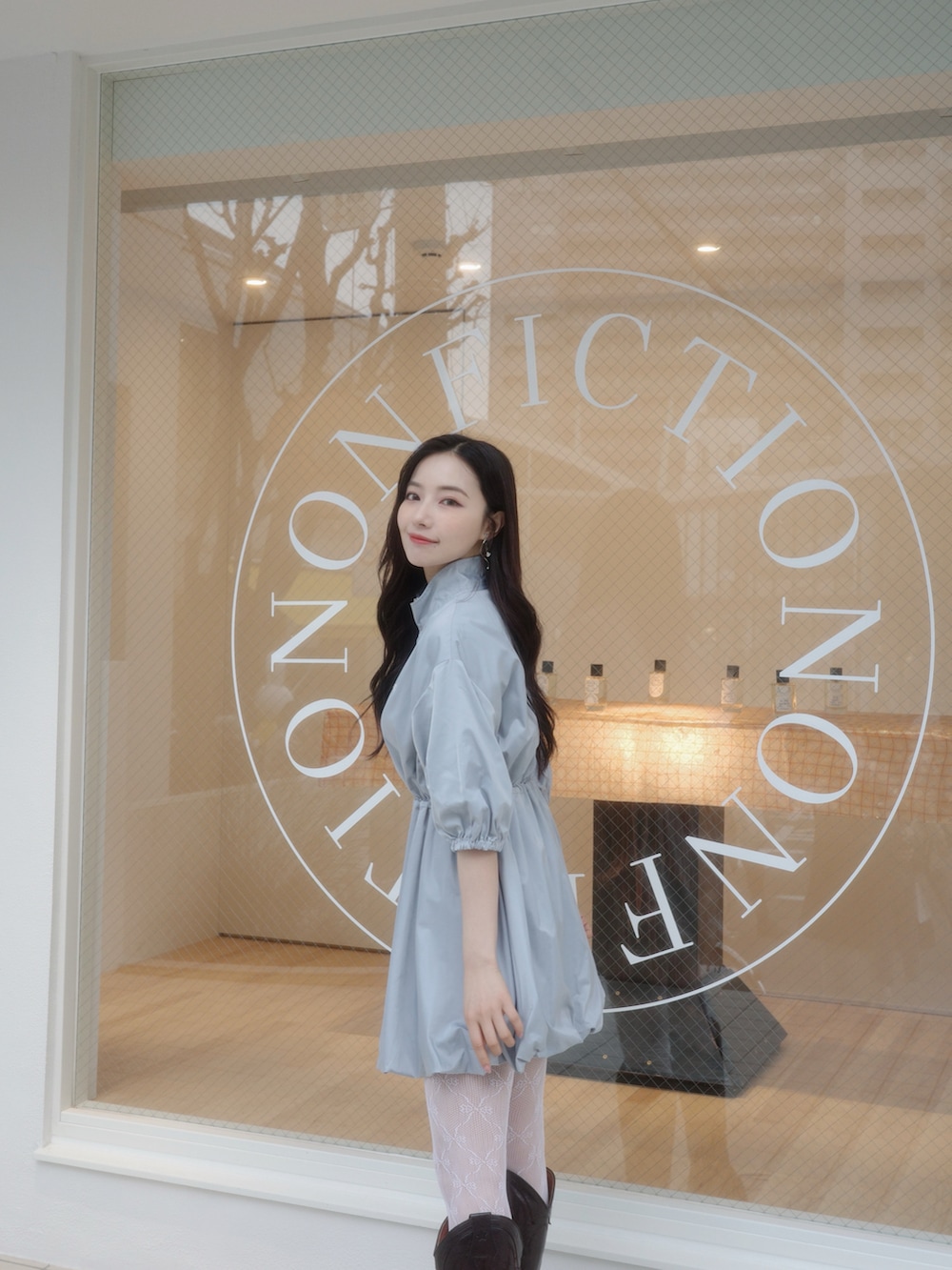 ブルー系のワンピースを着用したレディースの夏コーディネートの2枚目の写真