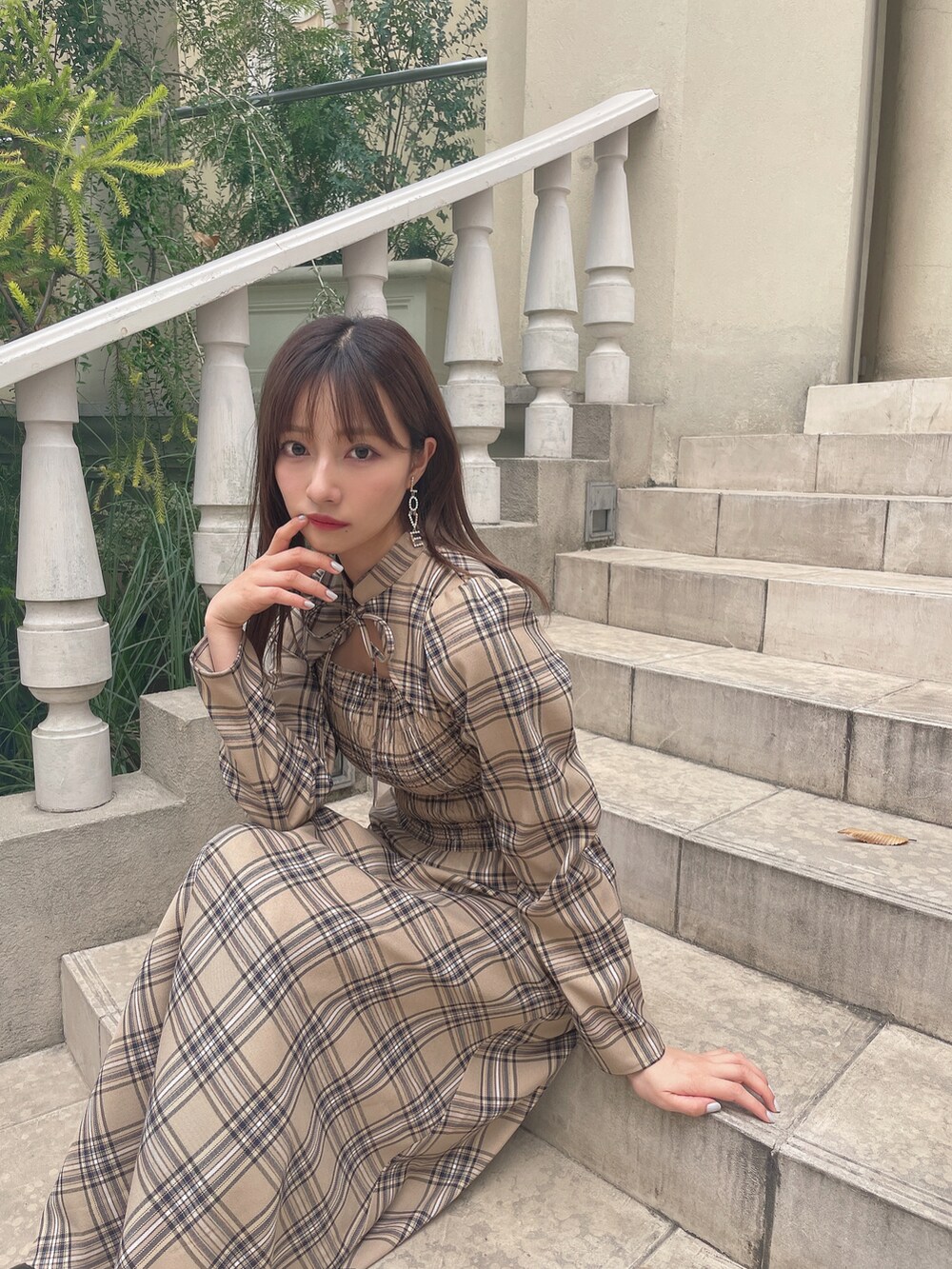 ベージュ系のワンピース、ブラック系のブーツを着用したレディースの冬コーディネートの4枚目の写真