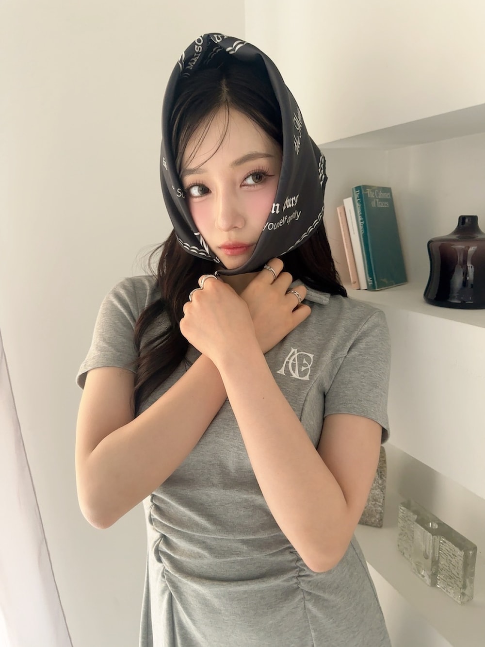 グレー系のワンピースを着用したレディースの夏コーディネートの3枚目の写真