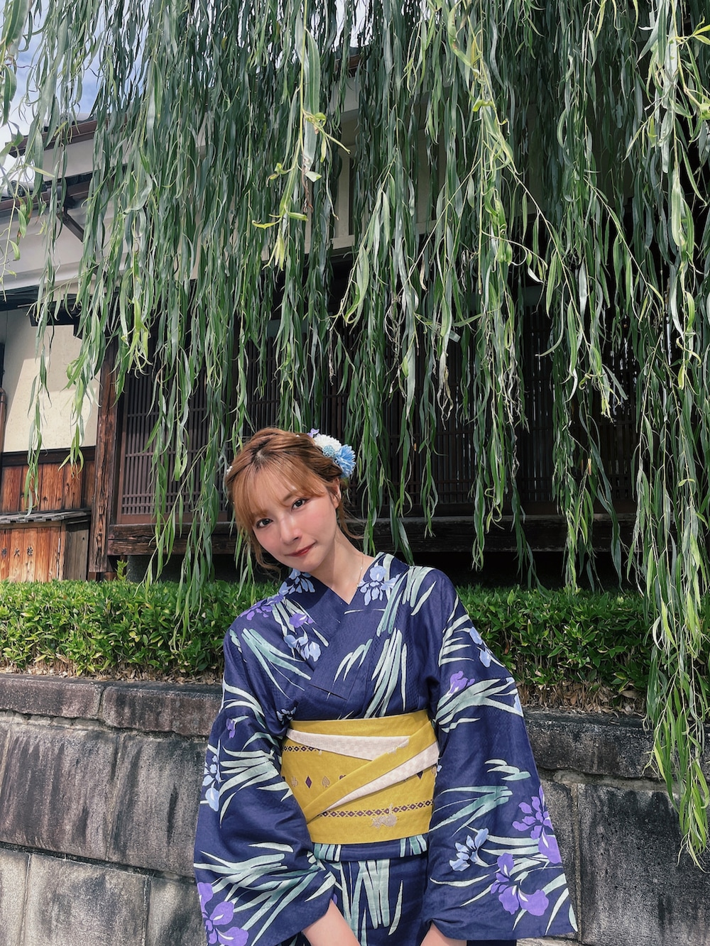 ブルー系の水着/着物・浴衣を着用したレディースの秋コーディネートの5枚目の写真