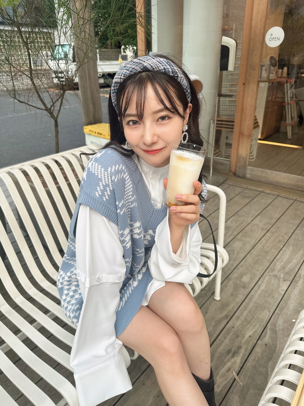 ホワイト系のシャツ/ブラウス、ブルー系のベストを着用したレディースの秋コーディネートの2枚目の写真