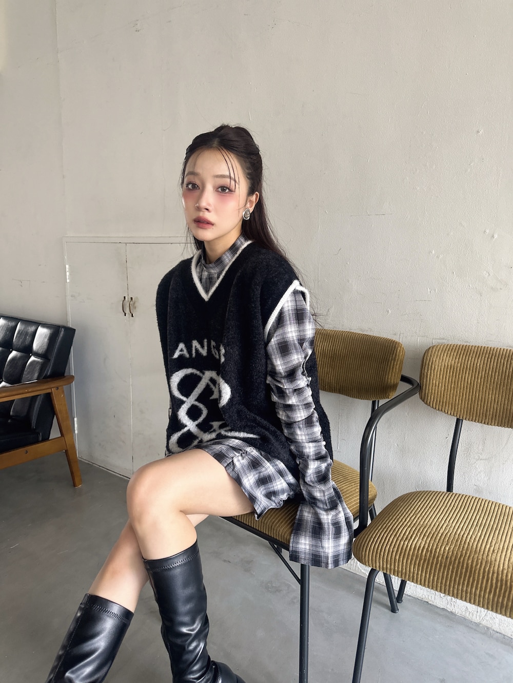 ブラック系のワンピース、ブラック系のベストを着用したレディースの冬コーディネートの3枚目の写真