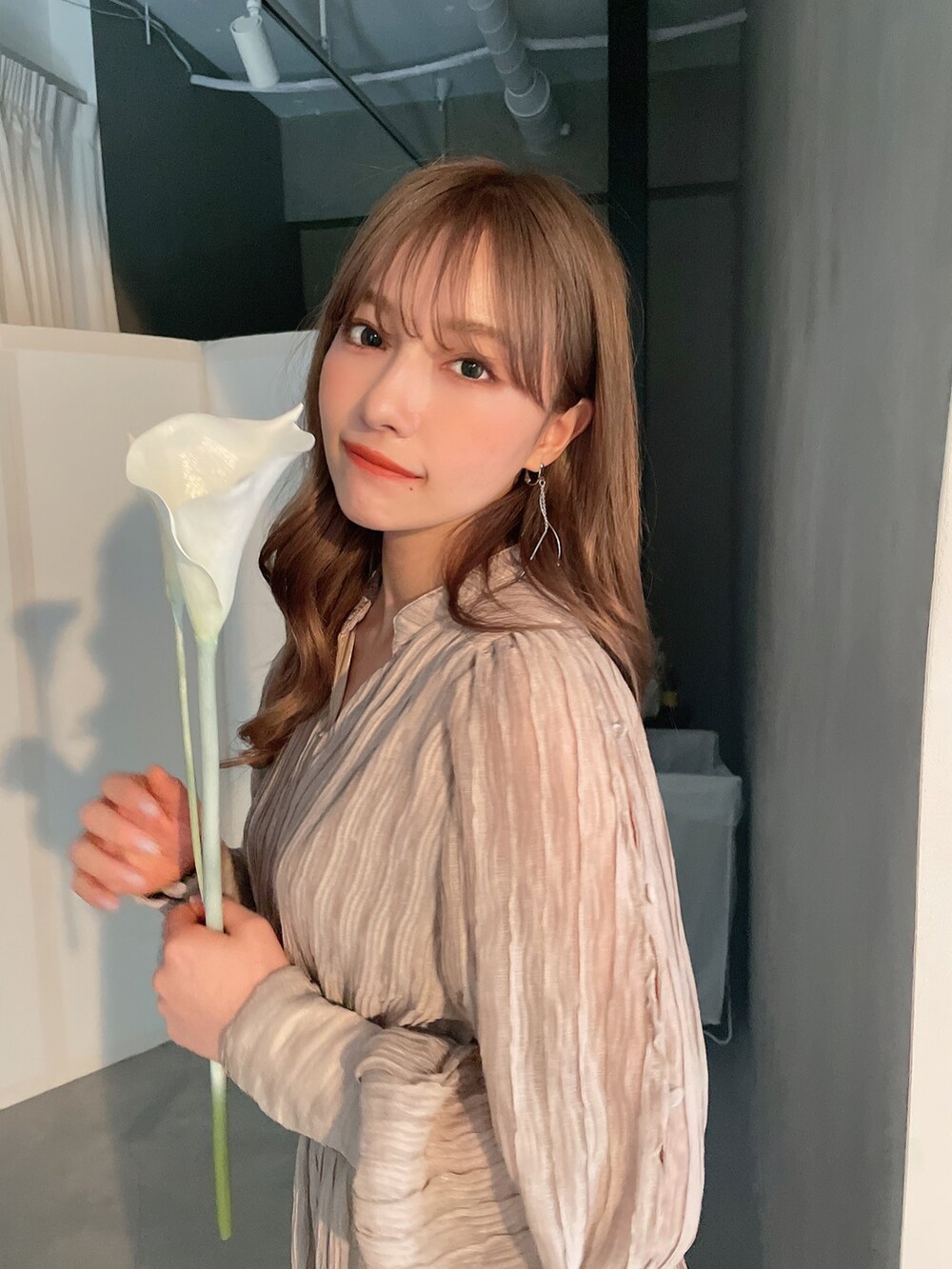 ベージュ系のワンピースを着用したレディースの秋コーディネートの2枚目の写真