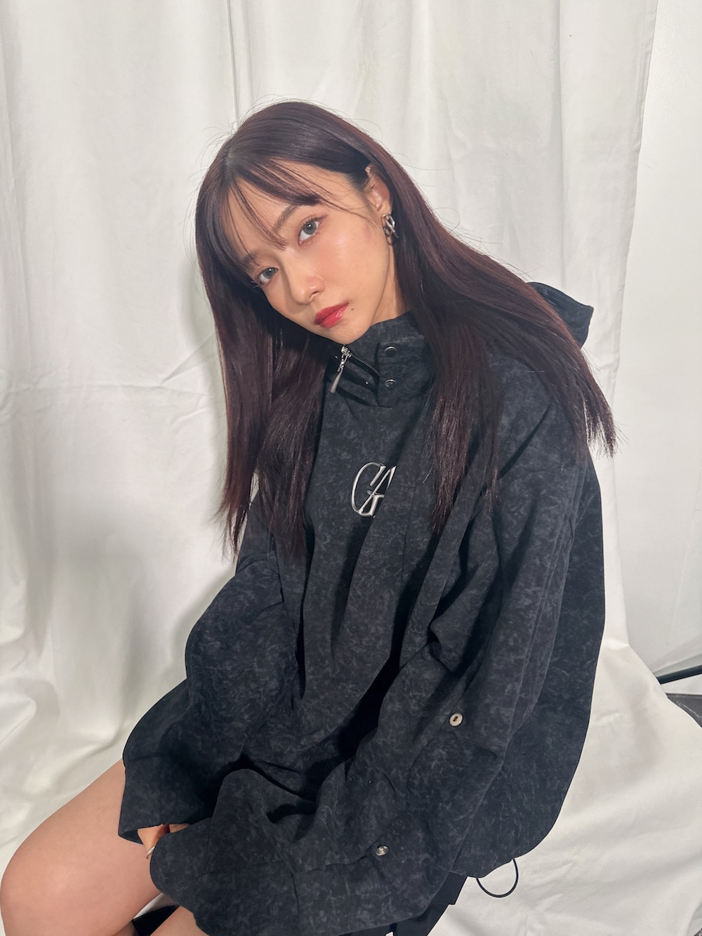 ブラック系のパーカーを着用したレディースの冬コーディネートの2枚目の写真