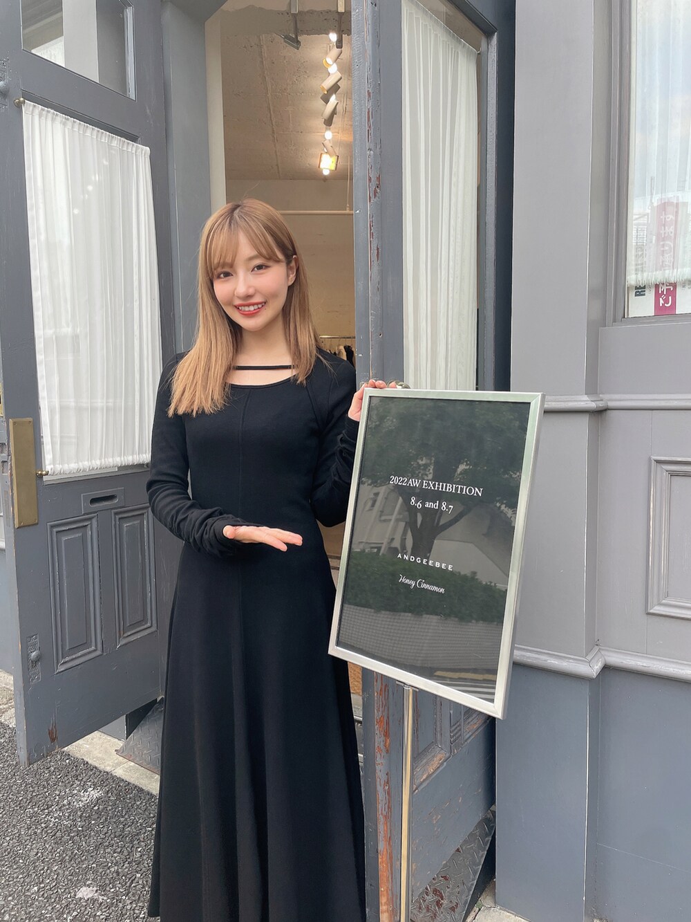 ブラック系のワンピースを着用したレディースの冬コーディネートの3枚目の写真