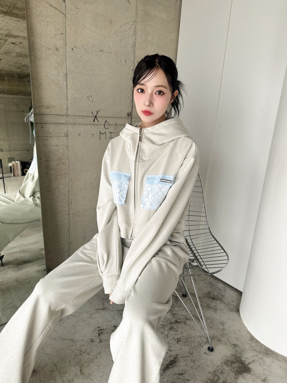 ベージュ系のパーカー、ベージュ系のスウェットパンツを着用したレディースの春コーディネートの2枚目の写真