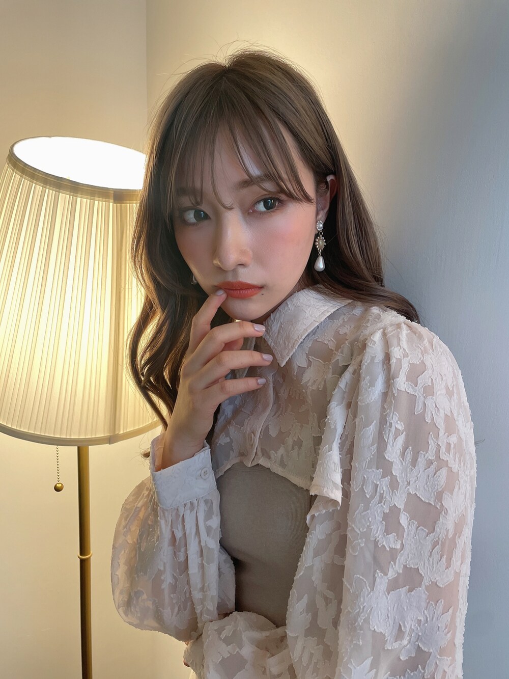 ベージュ系のワンピースを着用したレディースの秋コーディネートの2枚目の写真