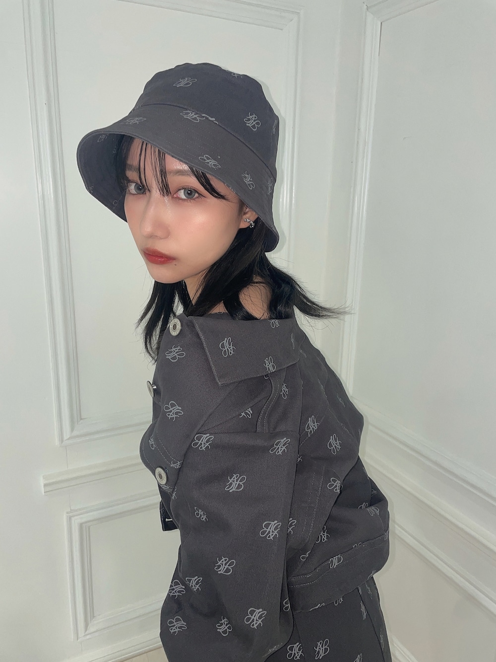 グレー系のその他アウター、グレー系のジャンパースカート、グレー系のハットを着用したレディースの夏コーディネートの3枚目の写真