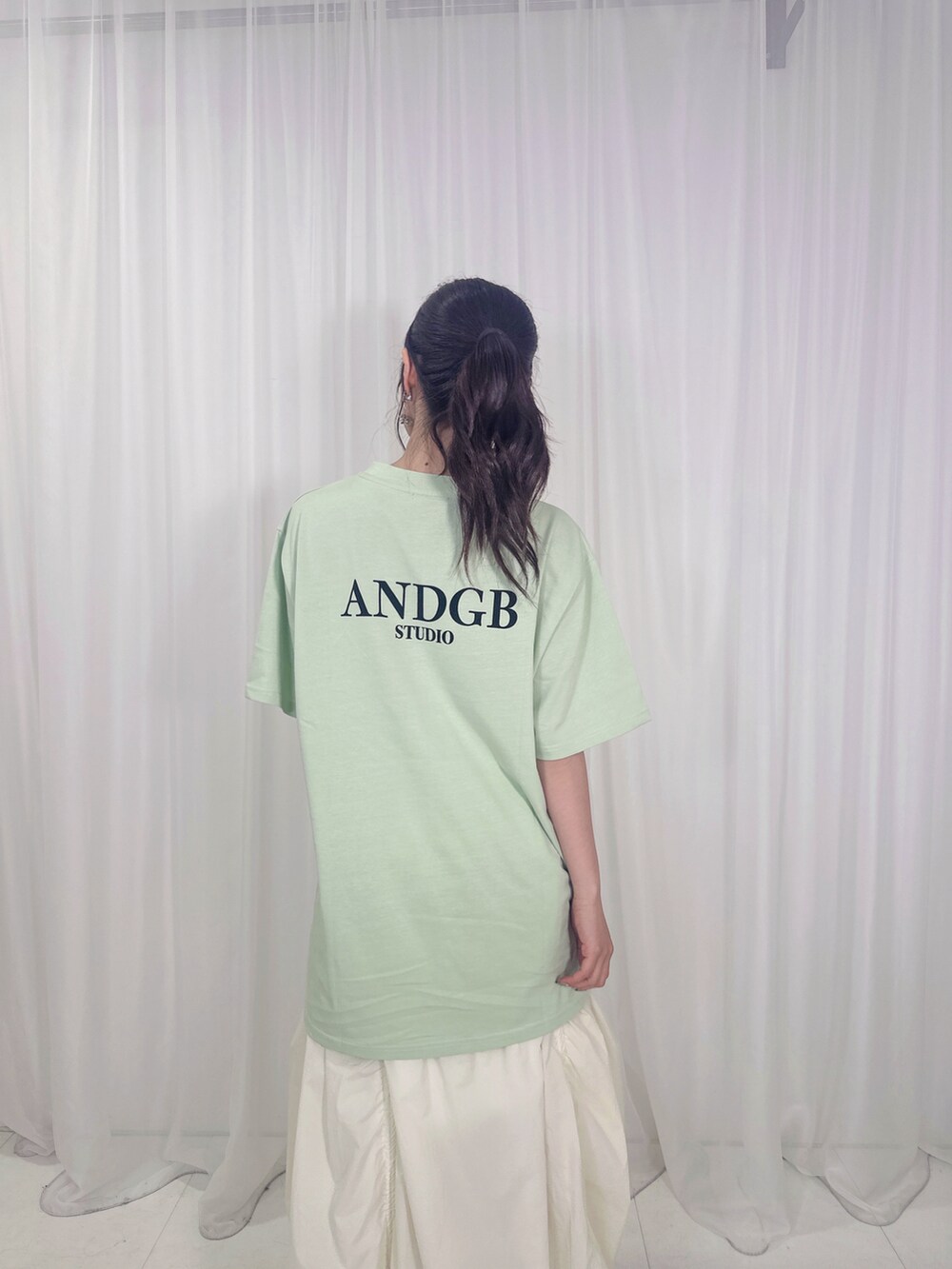 ホワイト系のTシャツ/カットソーを着用したレディースの夏コーディネートの2枚目の写真
