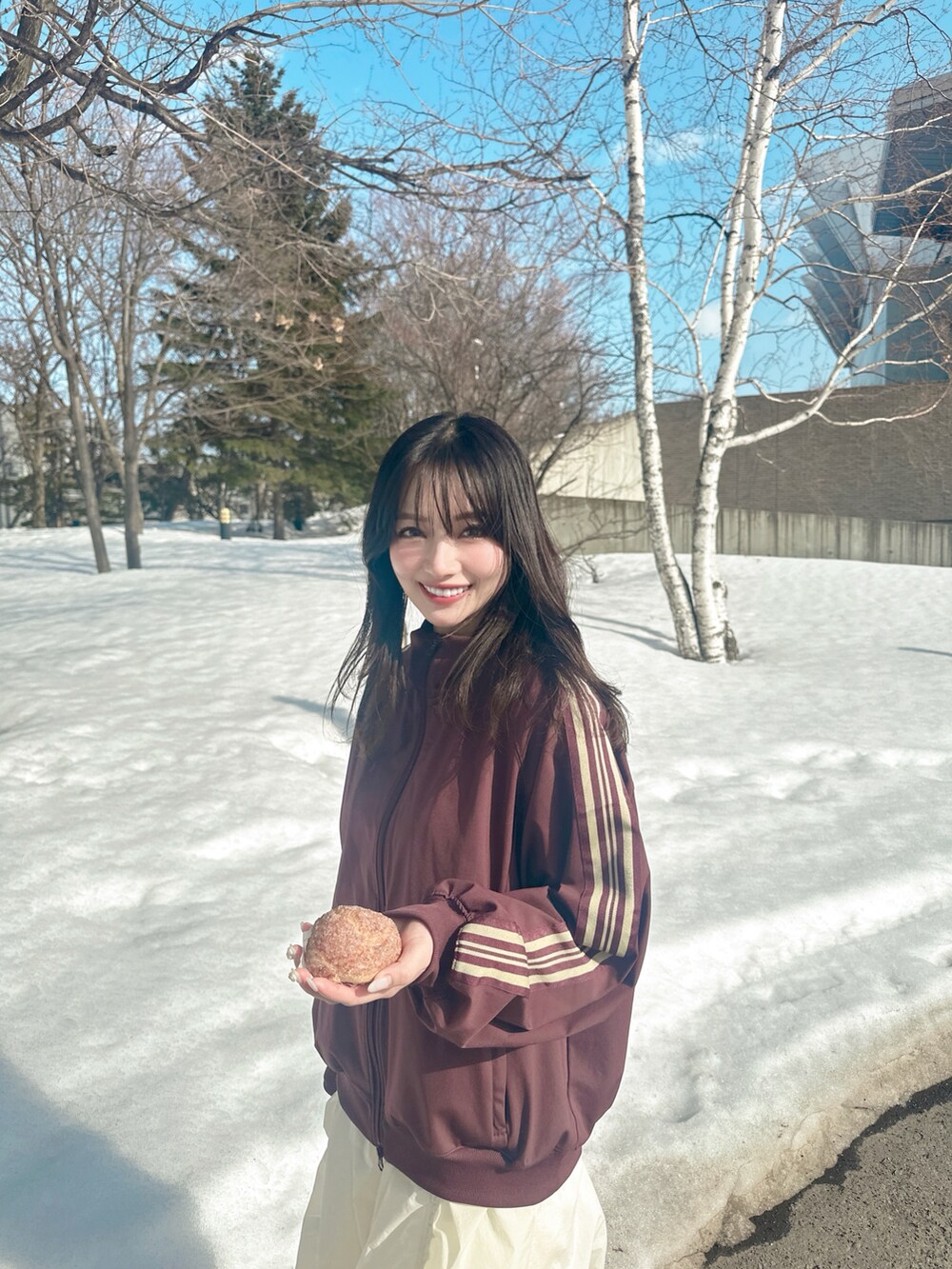 レッド系のトップス、ホワイト系のスカートを着用したレディースの夏コーディネートの2枚目の写真