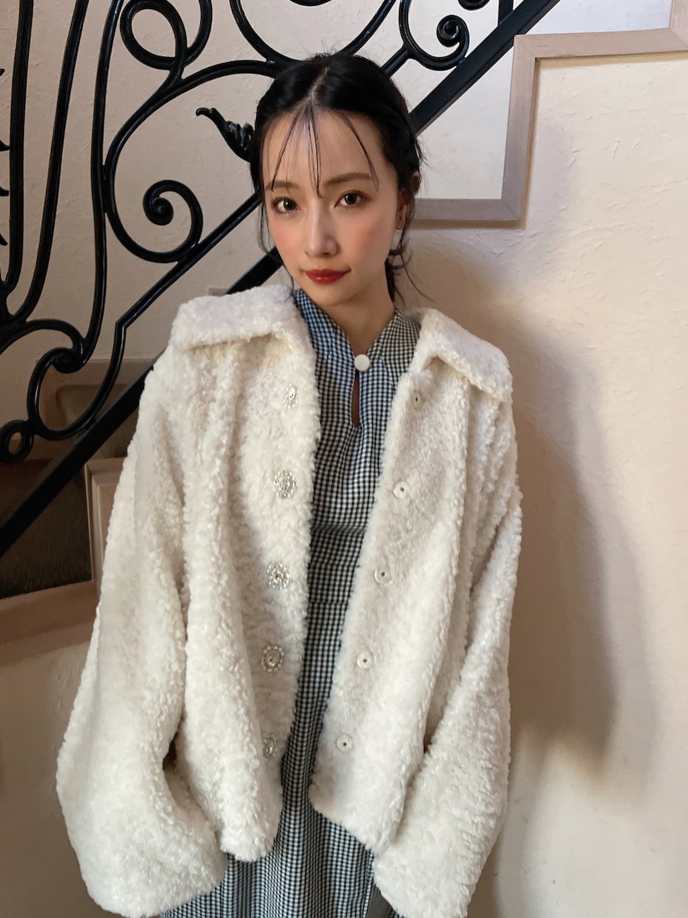 ホワイト系のダウンジャケット/コート、ブラック系のワンピースを着用したレディースの春コーディネートの5枚目の写真