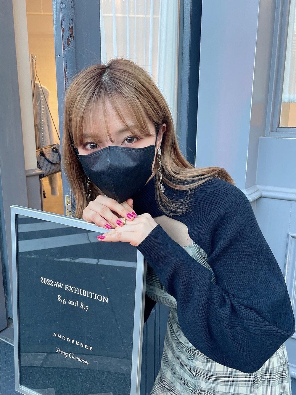 ベージュ系のワンピース、ブラック系のニット/セーターを着用したレディースの秋コーディネートの3枚目の写真